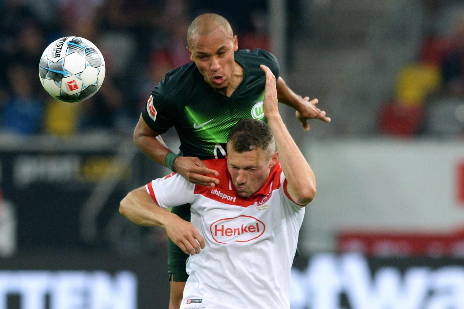 Wolfsburgs Marcel Tisserand springt höher als Oliver Fink: Die beiden Klubs lieferten sich eine packende Bundesliga-Begegnung.