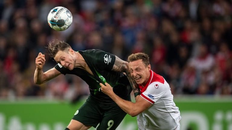Düsseldorfs Robin Bormuth (r) und Wolfsburgs Wout Weghorst kämpfen um den Ball.