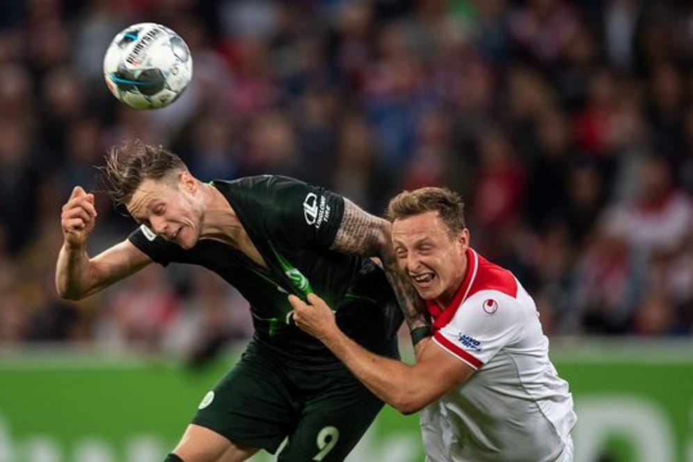 Düsseldorfs Robin Bormuth (r) und Wolfsburgs Wout Weghorst kämpfen um den Ball.