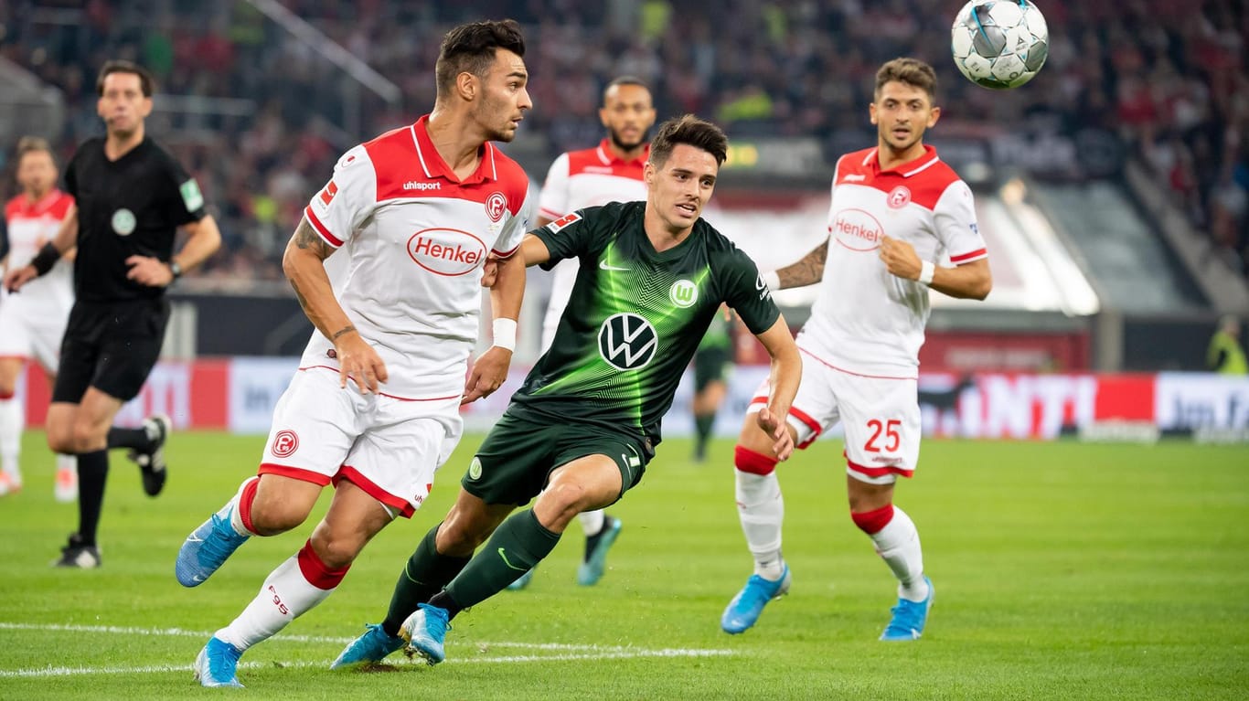 Düsseldorfs Kaan Ayhan (l.) und der Wolfsburger Josip Brekalo stürmen zum Ball: In der Schlussphase ging beiden Teams die Kraft aus.
