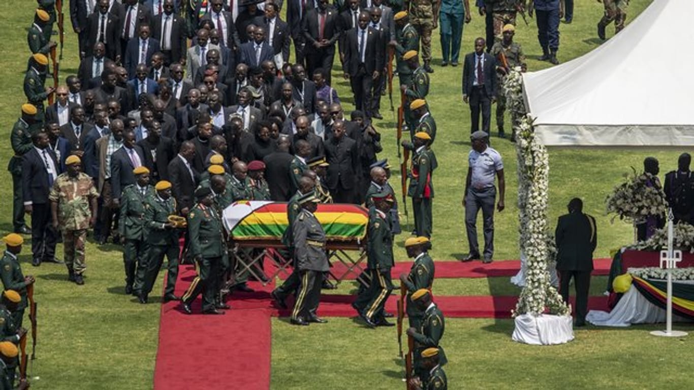Der mit einer Nationalfahne bedeckte Sarg von Robert Mugabe wird im "National Sports Stadium" aufgebahrt.