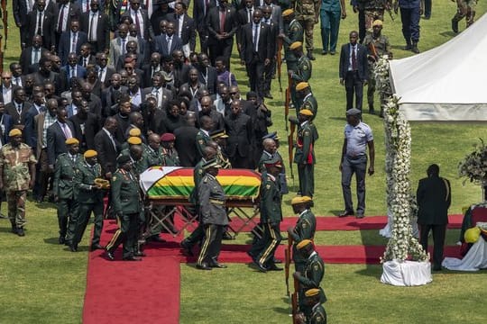 Der mit einer Nationalfahne bedeckte Sarg von Robert Mugabe wird im "National Sports Stadium" aufgebahrt.
