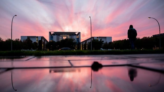 Das Bundeskanzleramt in der Abenddämmerung zu sehen.