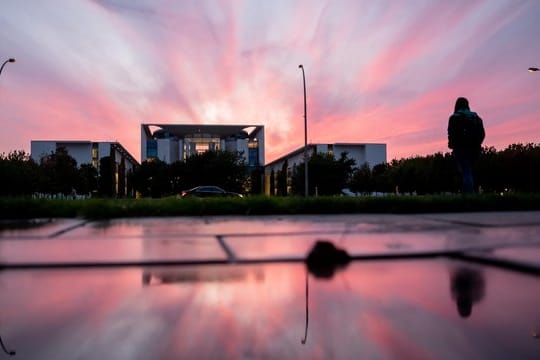 Das Bundeskanzleramt in der Abenddämmerung zu sehen.