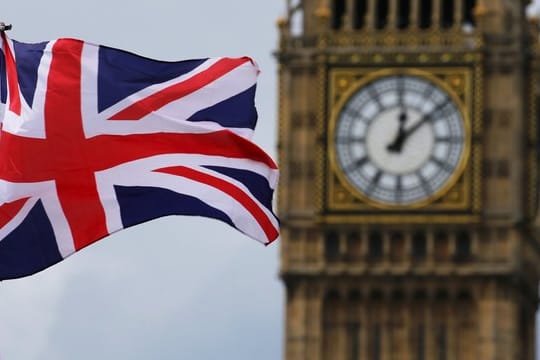 Der Union Jack weht vor Big Ben in London.