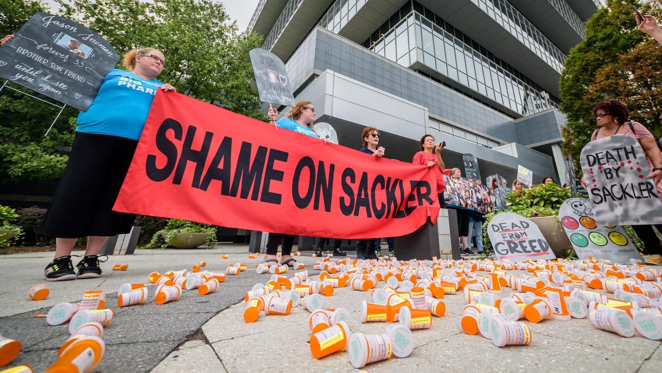 Protest gegen die Sackler-Familie in New York: Purdue Pharma, das Unternehmen der Milliardärsfamilie gilt als mitverantwortlich für die Opioid-Krise in den USA.