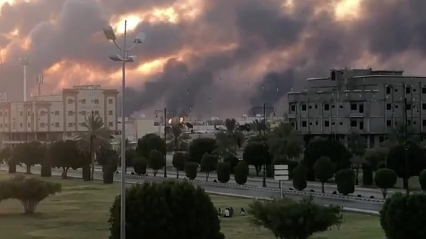 Rauchsäulen über einer Fabrik von Aramco in Abkaik auf einem Bild aus den sozialen Netzwerken: Die Staatsmedien melden Drohnenangriffe auf Öl-Anlagen.