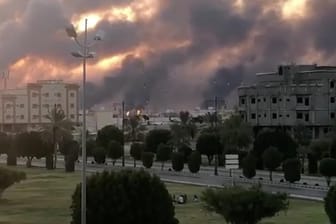Rauchsäulen über einer Fabrik von Aramco in Abkaik auf einem Bild aus den sozialen Netzwerken: Die Staatsmedien melden Drohnenangriffe auf Öl-Anlagen.