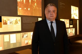 Jeremy Issacharoff in der Ausstellung unter dem Mahnmal für die ermordeten Juden Europas in Berlin: Der israelische Botschafter meidet den Kontakt zur AfD.