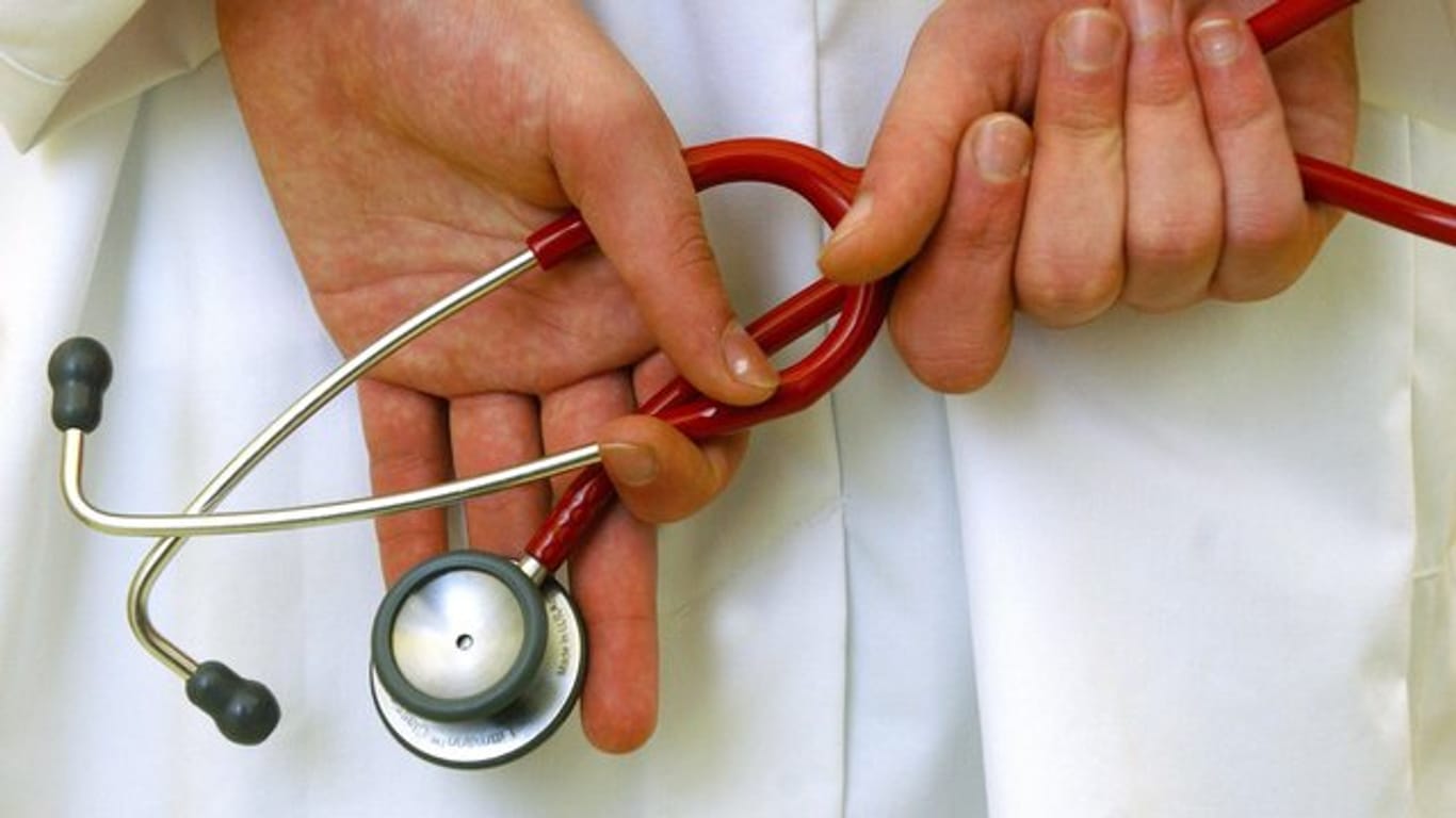 Ein Arzt hält ein Stethoskop in den Händen: Viele Menschen sterben durch eine falsche ärztliche Behandlung.