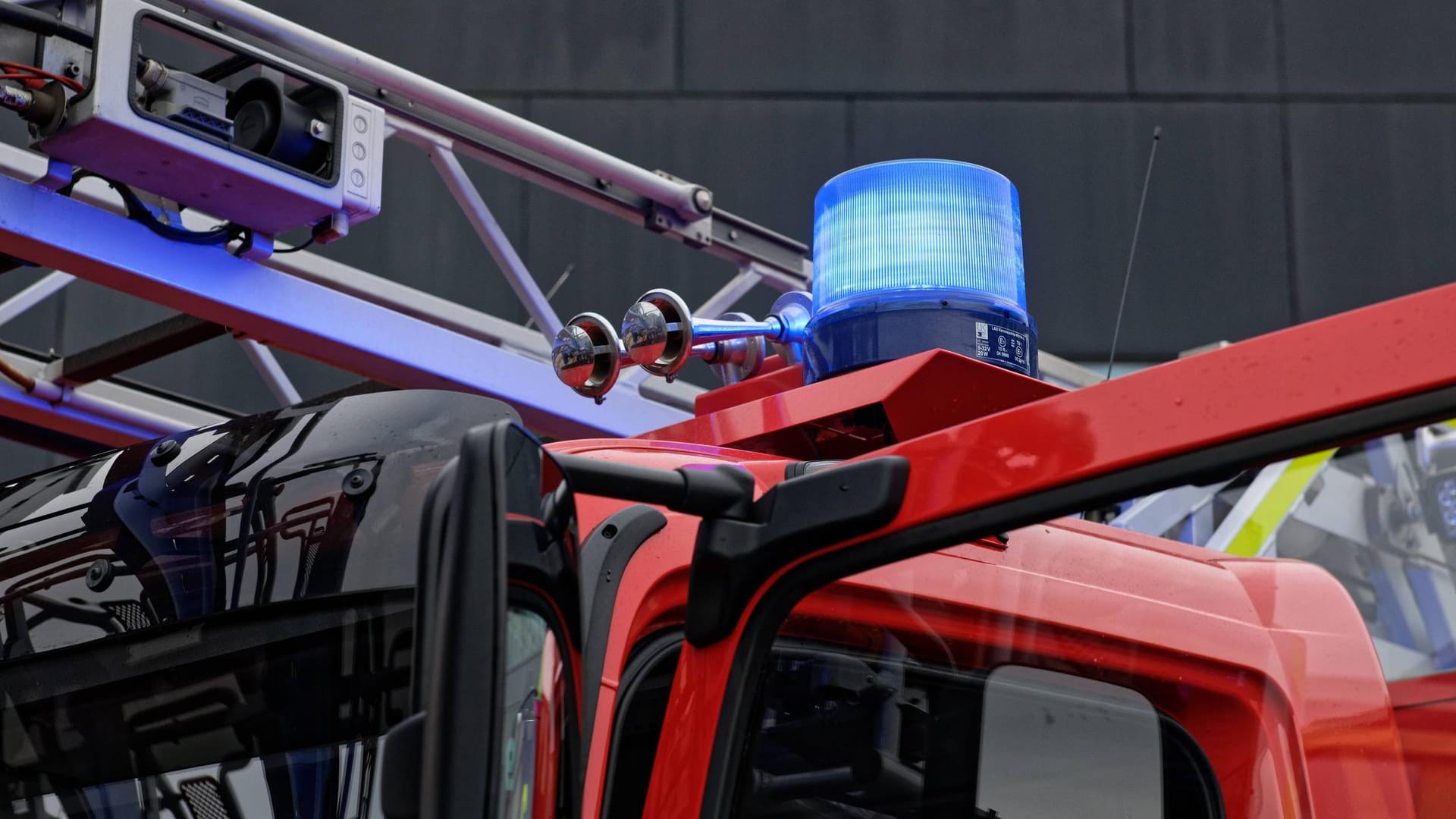 Feuerwehrwagen im Einsatz (Symbolbild): Die betroffenen Fahrzeuge sollen teilweise einem AfD-Politiker gehören.