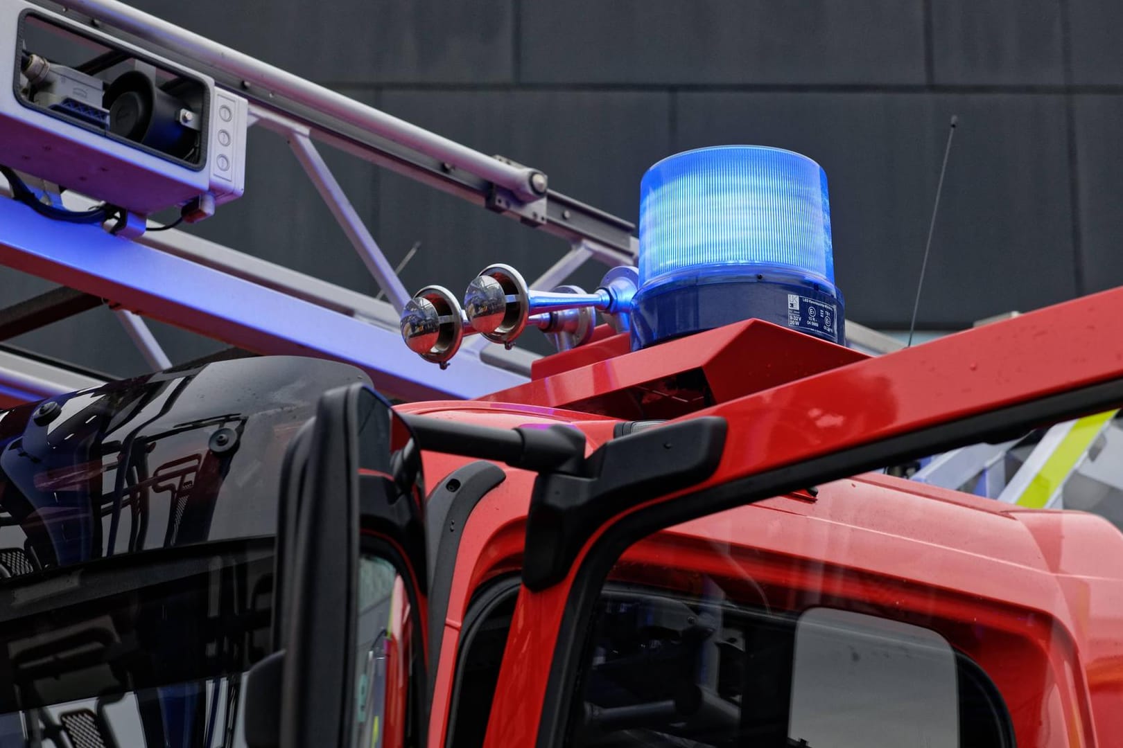 Feuerwehrwagen im Einsatz (Symbolbild): Die betroffenen Fahrzeuge sollen teilweise einem AfD-Politiker gehören.