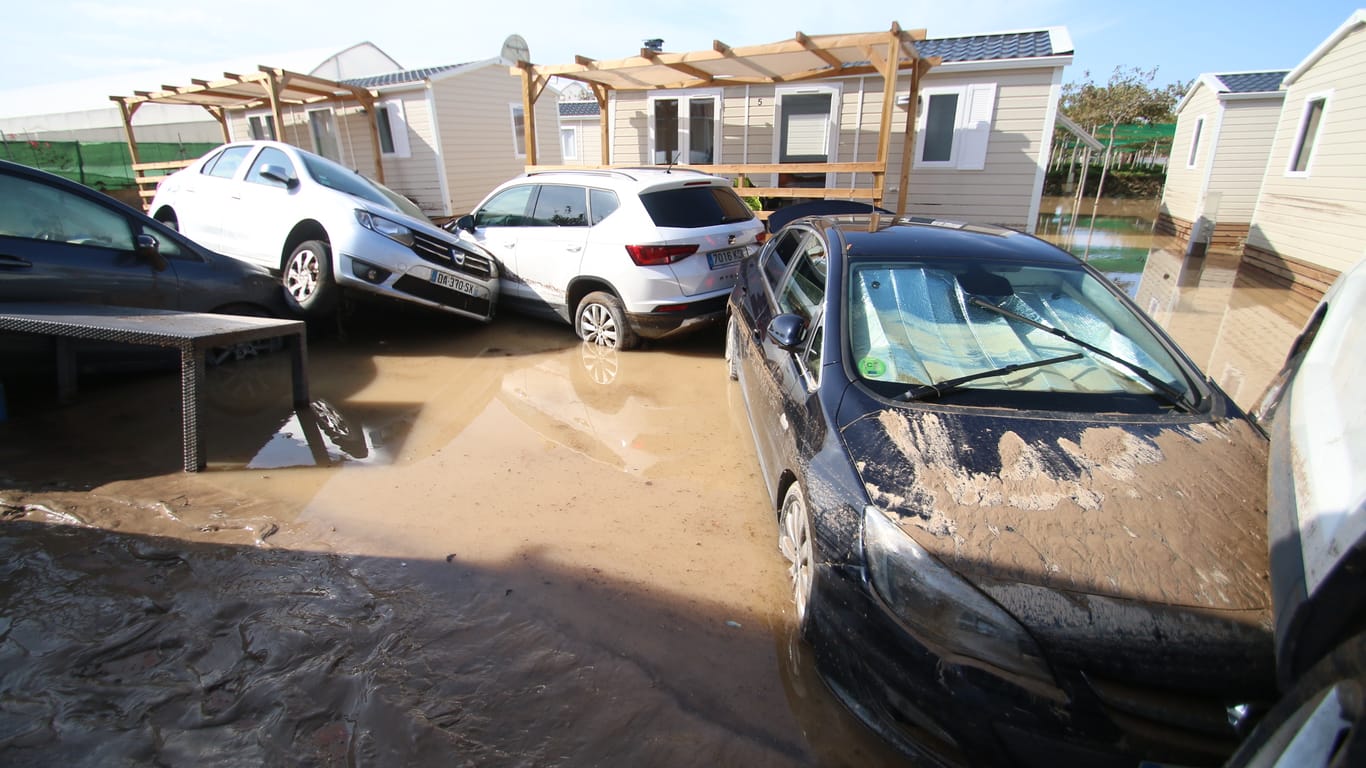 Auf einem überfluteten Campingplatz in Cabo de Gata stapeln sich mehrere Autos: Am heftigsten betroffen von dem Unwetter waren die Provinzen Almería, Murcia, Alicante und Valencia.