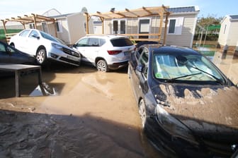 Auf einem überfluteten Campingplatz in Cabo de Gata stapeln sich mehrere Autos: Am heftigsten betroffen von dem Unwetter waren die Provinzen Almería, Murcia, Alicante und Valencia.