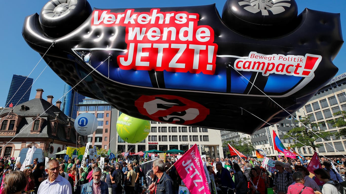 Demonstranten fordern die Verkehrswende: In Frankfurt gibt es während der diesjährigen IAA viele Proteste.