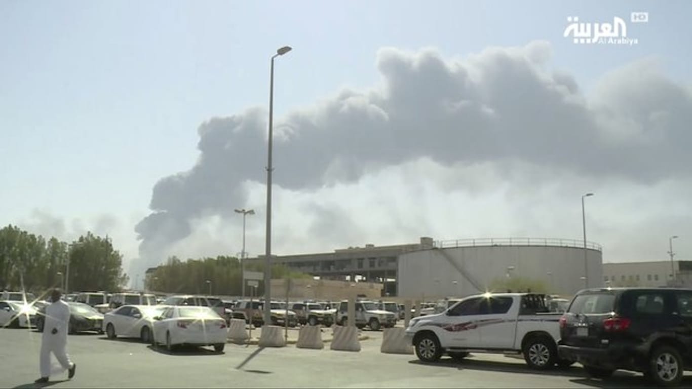 Ein Video-Standbild zeigt Rauchwolken, nachdem mehrere Drohnenangriffe unter anderem die größte Ölraffinerie in Saudi-Arabien getroffen und Brände ausgelöst haben.