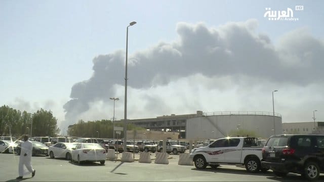 Ein Video-Standbild zeigt Rauchwolken, nachdem mehrere Drohnenangriffe unter anderem die größte Ölraffinerie in Saudi-Arabien getroffen und Brände ausgelöst haben. Ein Video-Standbild zeigt Rauchwolken, nachdem mehrere Drohnenangriffe unter anderem die größte Ölraffinerie in Saudi-Arabien getroffen und Brände ausgelöst haben.