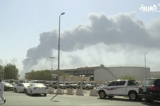 Ein Video-Standbild zeigt Rauchwolken, nachdem mehrere Drohnenangriffe unter anderem die größte Ölraffinerie in Saudi-Arabien getroffen und Brände ausgelöst haben.