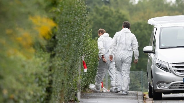 Kriminaltechniker gehen auf das Grundstück im hessischen Hofgeismar.