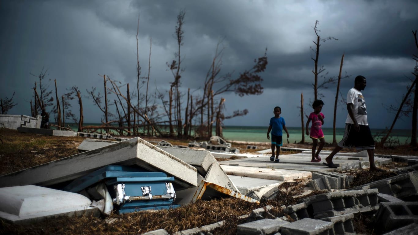Menschen gehen an den Trümmern auf einem Friedhof vorüber: Inmitten der Aufräumarbeiten nach dem verheerenden Hurrikan «Dorian» steuert der nächste Sturm auf die Bahamas zu.