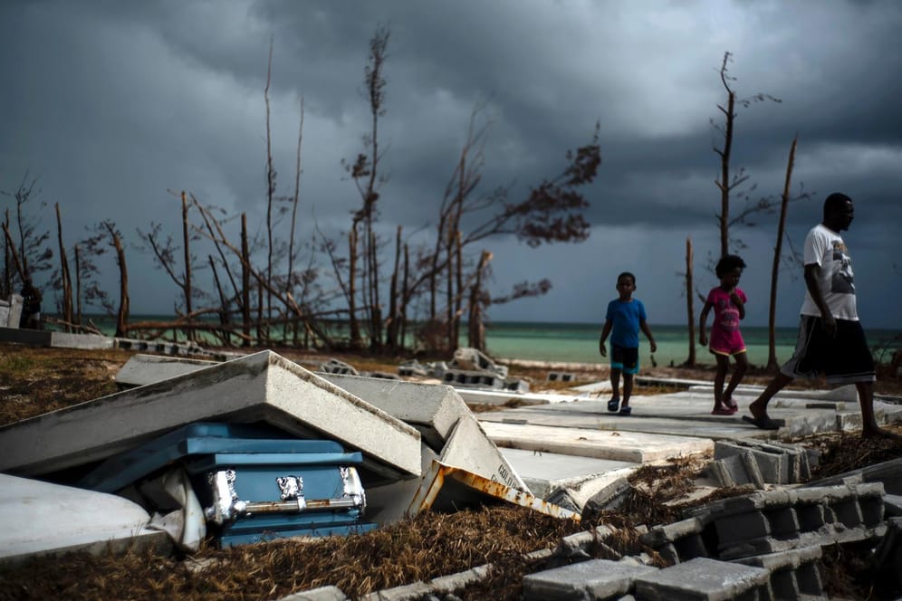 Menschen gehen an den Trümmern auf einem Friedhof vorüber: Inmitten der Aufräumarbeiten nach dem verheerenden Hurrikan «Dorian» steuert der nächste Sturm auf die Bahamas zu.