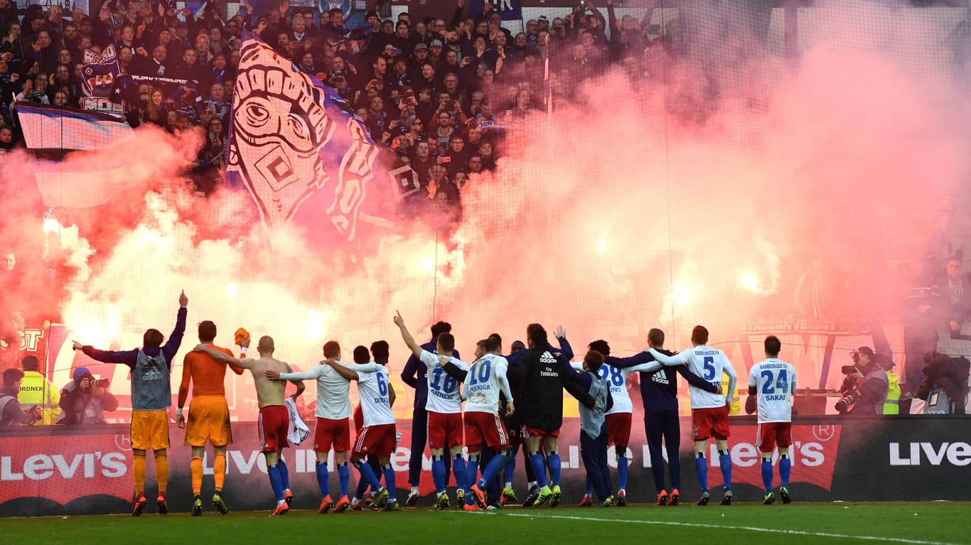 Millerntor-Stadion in Flammen: So wurde der HSV bei dem vergangenem Stadt-Derby im März gefeiert.