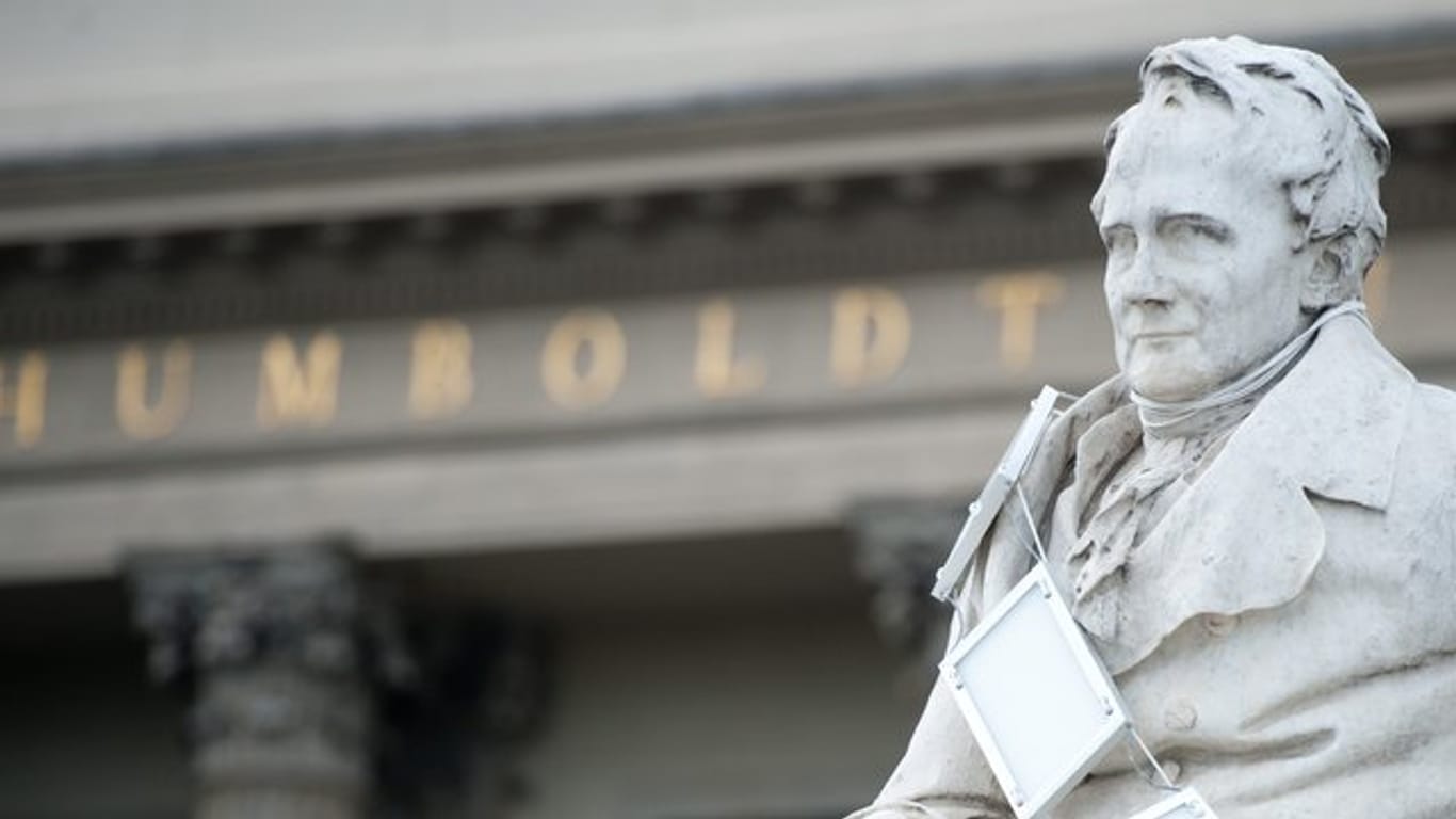 Alexander von Humboldt vor dem Eingang der Humboldt-Universität in Berlin.