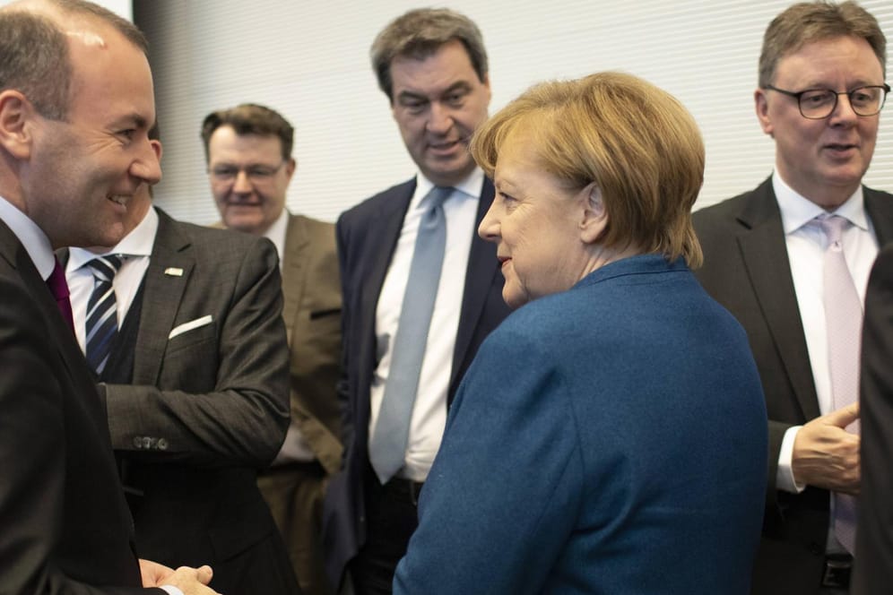 CSU-Chef Markus Söder (M.) und Bundeskanzlerin Angela Merkel: Ein AfD-Landeschef beleidigt beide wüst – und nicht nur sie.