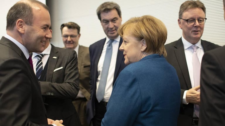 CSU-Chef Markus Söder (M.) und Bundeskanzlerin Angela Merkel: Ein AfD-Landeschef beleidigt beide wüst – und nicht nur sie.
