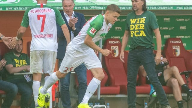 Augsburgs Alfred Finnbogason (v. Augsburgs Alfred Finnbogason (v.