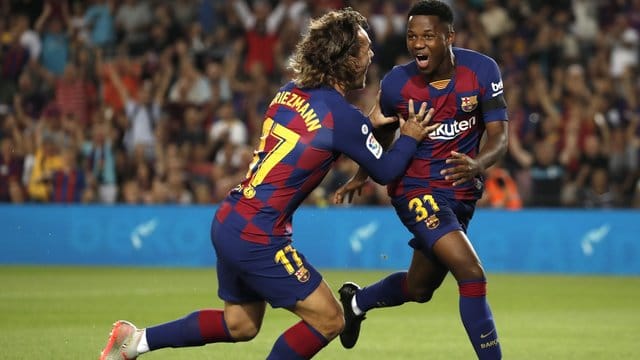 Barcelonas Ansu Fati (r) jubelt mit seinem Teamkollegen Antoine Griezmann, nachdem er das erste Tor erzielt hat. Barcelonas Ansu Fati (r) jubelt mit seinem Teamkollegen Antoine Griezmann, nachdem er das erste Tor erzielt hat.