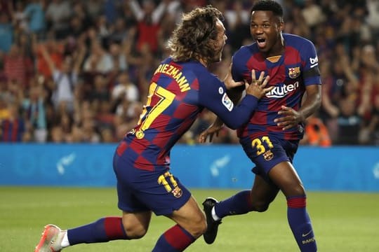 Barcelonas Ansu Fati (r) jubelt mit seinem Teamkollegen Antoine Griezmann, nachdem er das erste Tor erzielt hat.