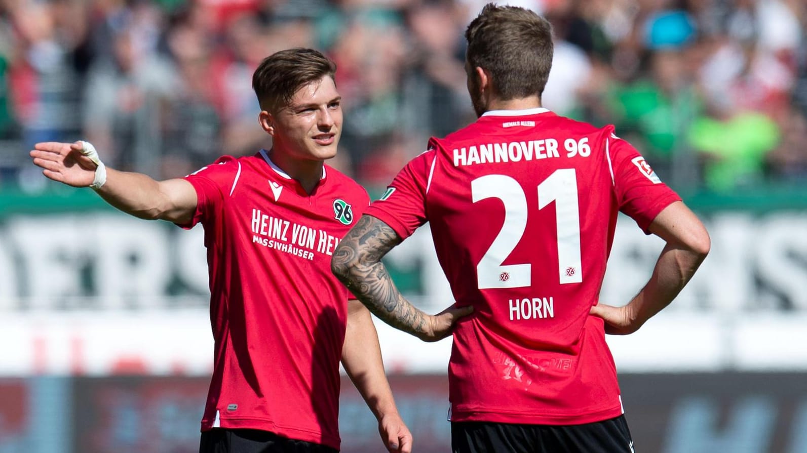 Florent Muslija (l.) und Jannes Horn diskutieren: Hannover 96 sucht noch nach einem Weg aus der Krise.