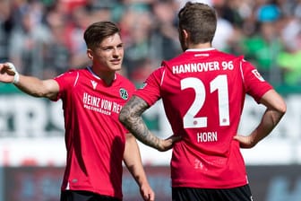 Florent Muslija (l.) und Jannes Horn diskutieren: Hannover 96 sucht noch nach einem Weg aus der Krise.