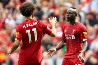 Sadio Mane (r) jubelt mit Mohamed Salah über das Tor zur 2:1-Führung für den FC Liverpool.