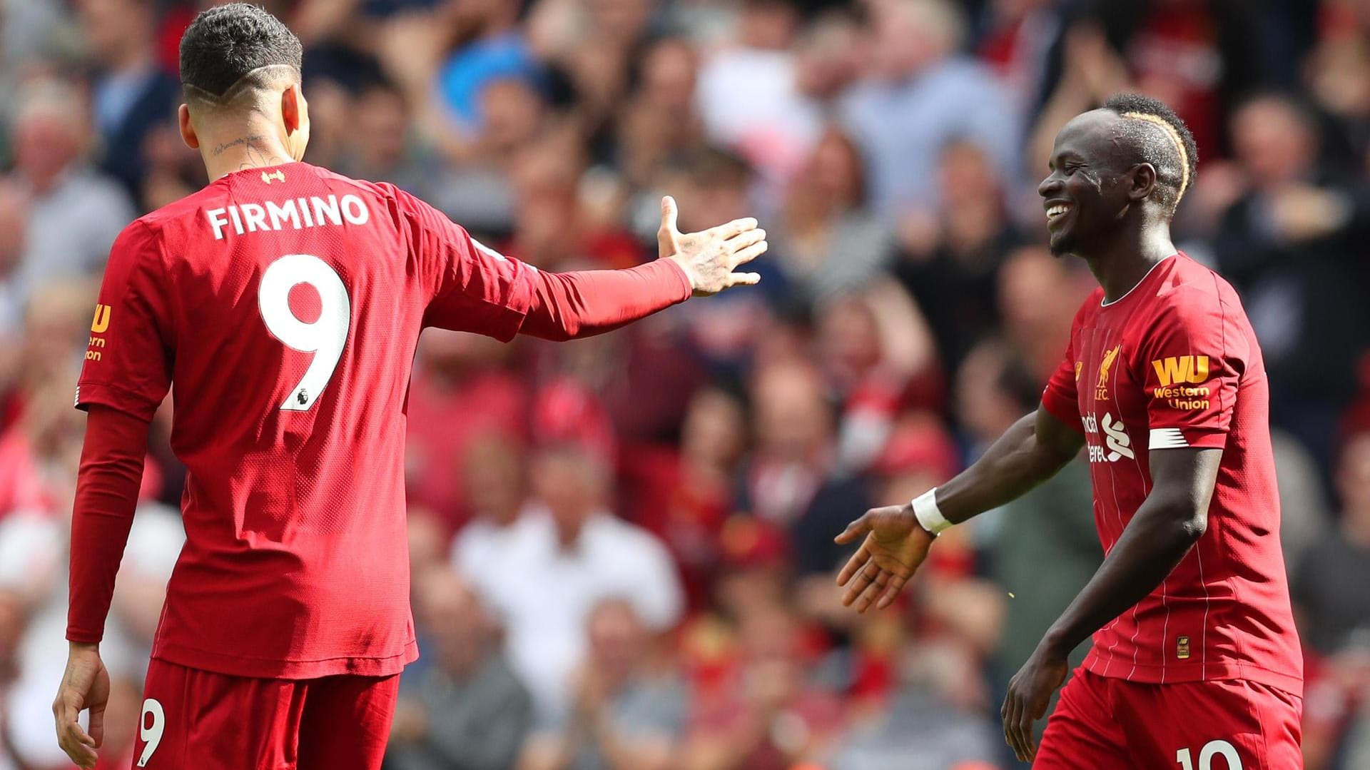 Klatsch' ab: Roberto Firmino beglückwünscht Sadio Mané zu dessen zweitem Treffer gegen Newcastle.