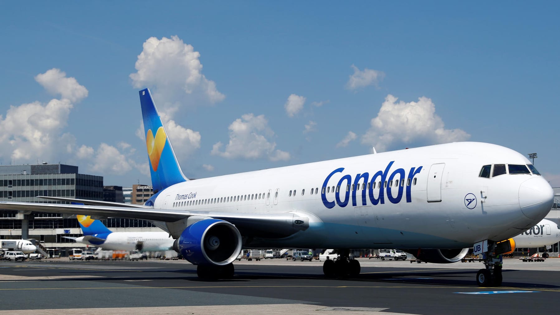 Ein Flugzeug von Condor am Frankfurter Flughafen (Archivbild): Auf dem Weg nach Mexiko hat eine Maschine zwischenlanden müssen.