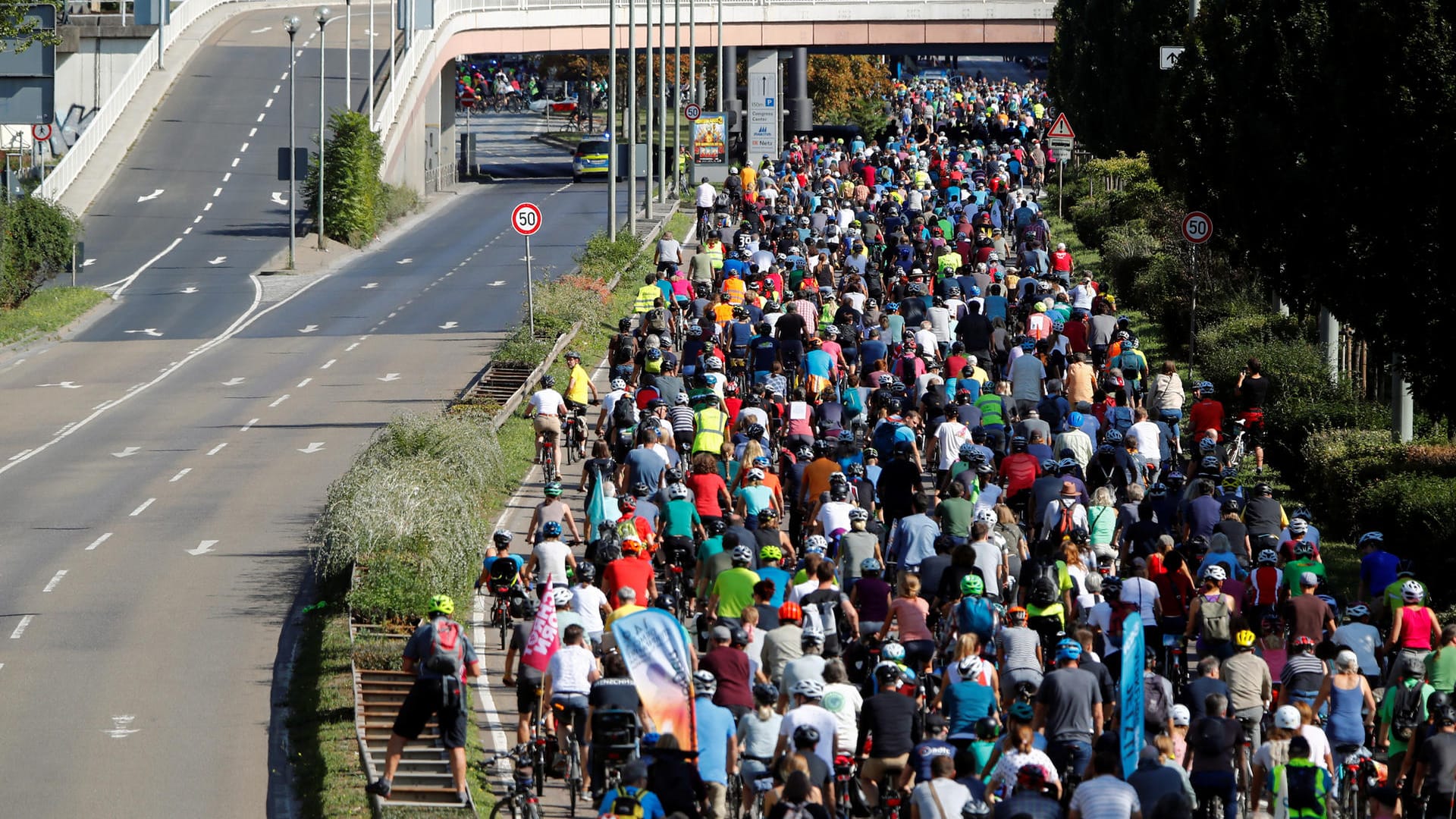 Protest auf der Autobahn: Zehntausende Menschen demonstrieren für mehr Klimaschutz.