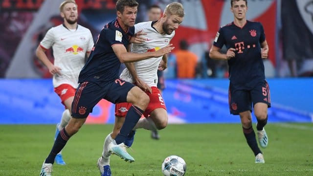 Leipzigs Konrad Laimer (M) im Laufduell mit Münchens Thomas Müller (l). Leipzigs Konrad Laimer (M) im Laufduell mit Münchens Thomas Müller (l).