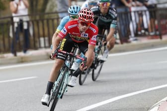 Der Slowene Primoz Roglic vom Team Jumbo-Visma fährt im Roten Trikot nach Madrid.