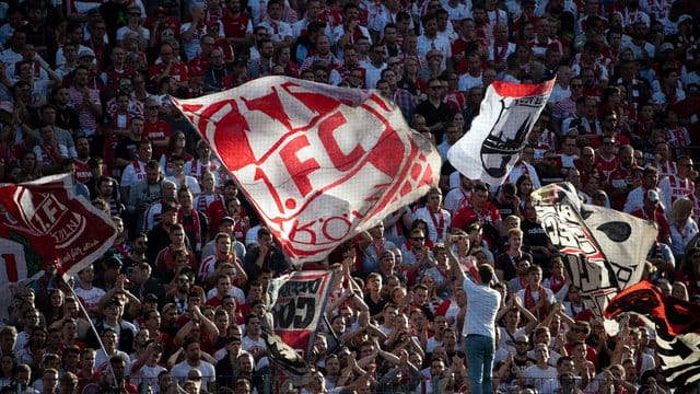 Bei einem Böllerwurf während des Rhein-Derbys sind zwölf Personen verletzt worden. Bei einem Böllerwurf während des Rhein-Derbys sind zwölf Personen verletzt worden.