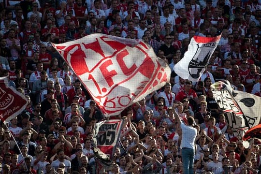 Bei einem Böllerwurf während des Rhein-Derbys sind zwölf Personen verletzt worden.
