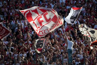 Die Südkurve des 1. FC Köln: Aus diesem Fanblock soll es zum besagten Böllerwurf gekommen sein. (Symbolbild)
