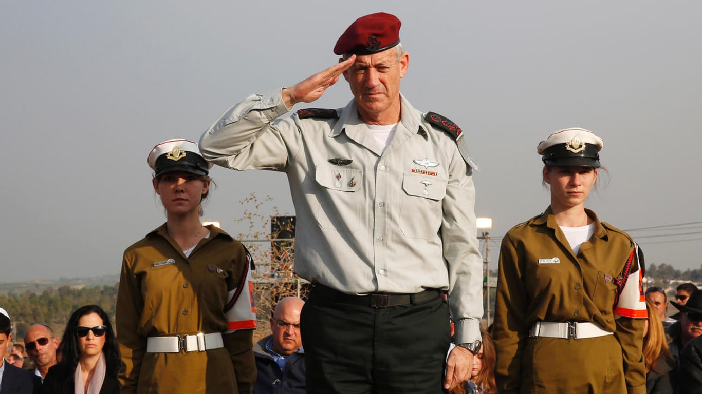 Benny Gantz 2014 bei der Beerdigung des Ex-Premiers Ariel Scharon, damals noch als Militärchef: Nun könnte er bald selbst Staatschef werden.