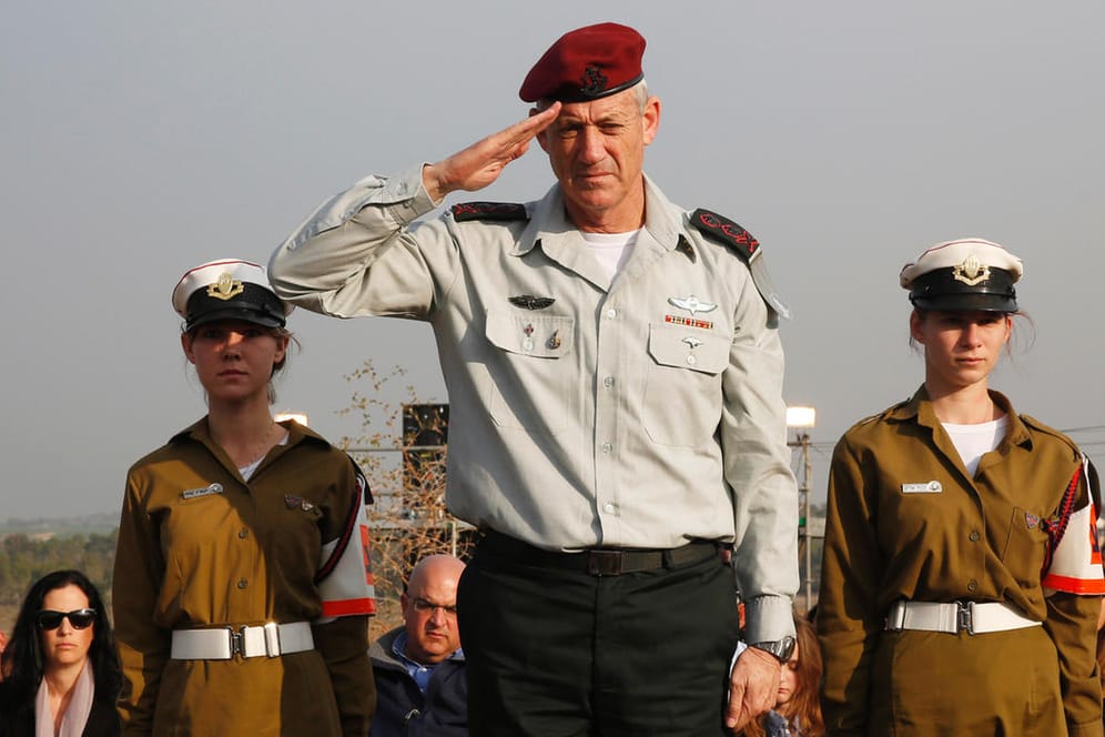 Benny Gantz 2014 bei der Beerdigung des Ex-Premiers Ariel Scharon, damals noch als Militärchef: Nun könnte er bald selbst Staatschef werden.