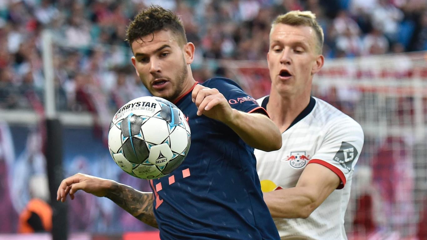 Bayerns Lucas Hernandez schirmt den Ball gegen Lukas Klostermann ab: RB Leipzig verlangte dem Rekordmeister alles ab.