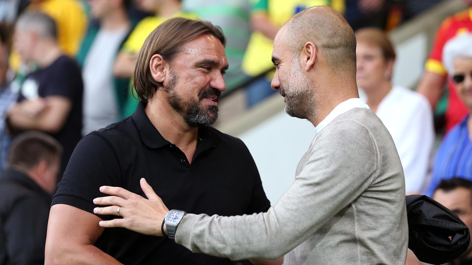 Star-Trainer Pep Guardiola (r.) gratuliert Daniel Farke: Für den deutschen Coach ist es der wohl größte Sieg mit Norwich.