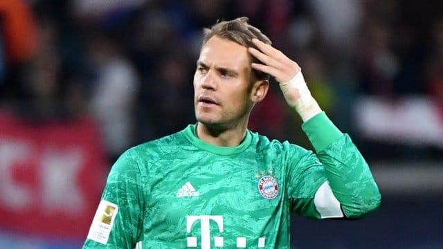 Bayern-Torwart Neuer hat verärgert auf die jüngsten Aussagen seines Nationalmannschafts-Konkurrenten ter Stegen reagiert. Bayern-Torwart Neuer hat verärgert auf die jüngsten Aussagen seines Nationalmannschafts-Konkurrenten ter Stegen reagiert.