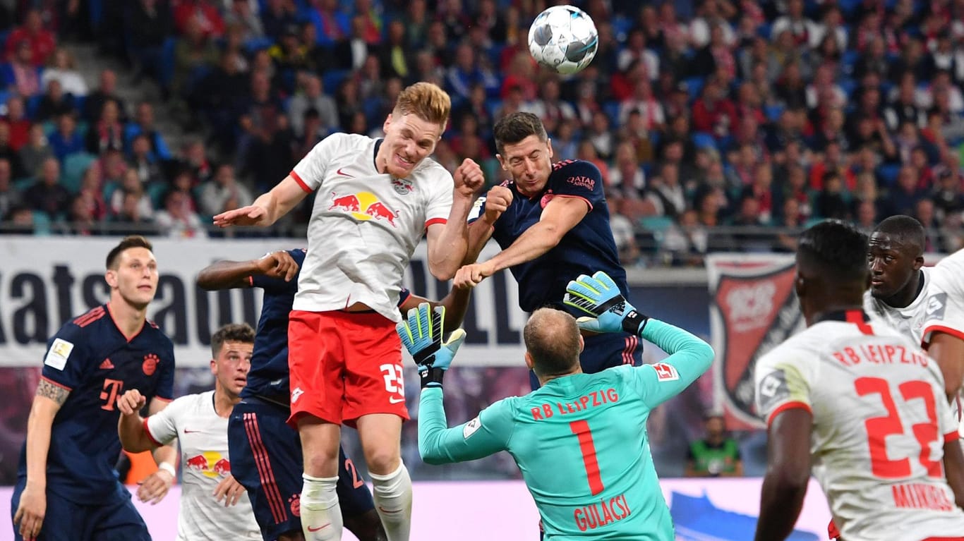 Leipzigs Marcel Halstenberg (l.) und Robert Lewandowski liefern sich ein Kopfballduell: Die Bayern konnten den Tabellenführer nicht bezwingen.
