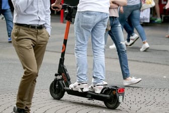 E-Scooter wurden in vielen Städte als vermeintlich umweltfreundliches Verkehrsmittel sehnlich erwartet.